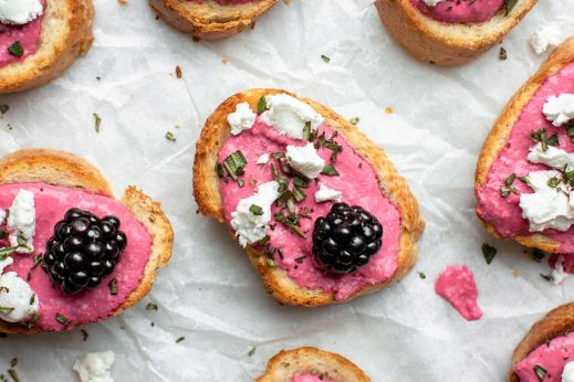 1389---Bruschetta's-met-bieten,-geitenkaas-en-rozemarijn