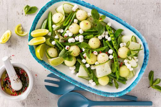 groene salade met geitenkaasbolletjes en meloen