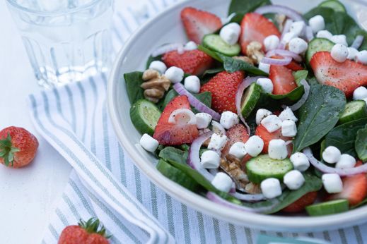 Spinaziesalade met aardbeien en geitenkaas