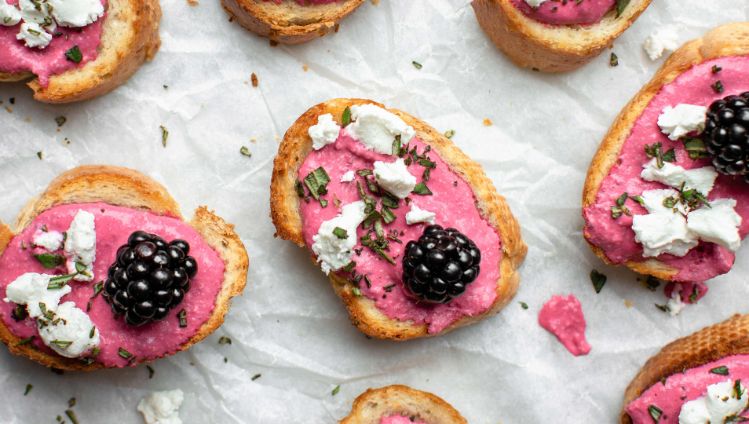 1389---Bruschetta's-met-bieten,-geitenkaas-en-rozemarijn