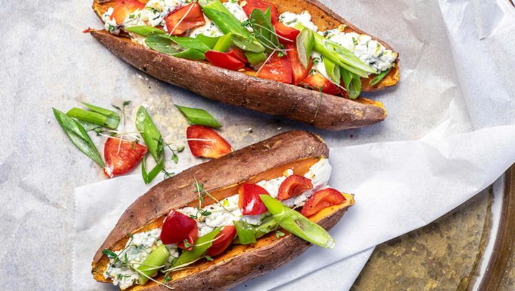 Gepofte zoete aardappel met geitenkaas