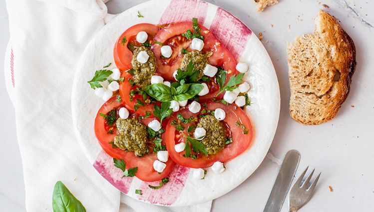 Tomaat, pesto, olijfolie en geitenkaas