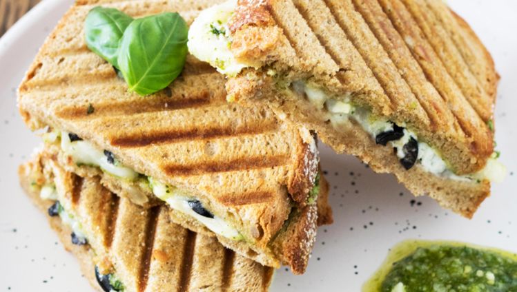 tosti geitenkaas pesto olijven