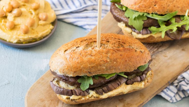 burger met geitenkaashummus