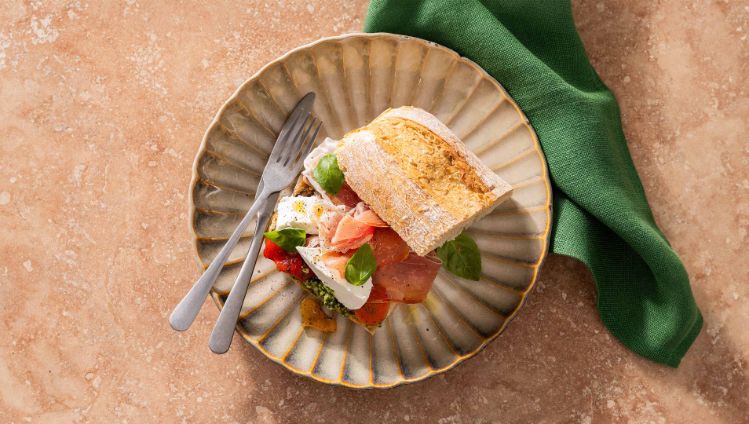 ciabatta met pesto, geitenkaas en parmaham - 3840x2160px