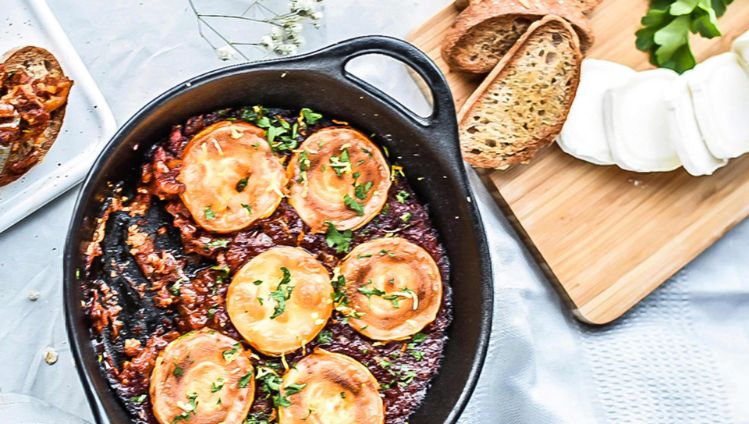 Gebakken geitenkaas in pittige tomatensaus