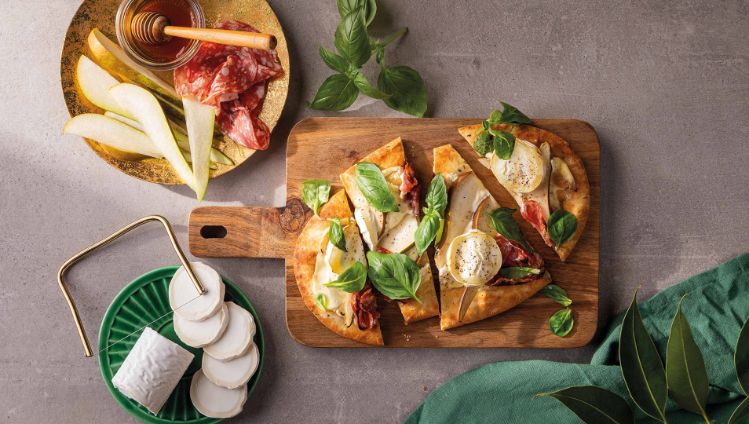 naanbrood met peer, venkelsalami en geitenkaas uit de oven - 3840x2160px