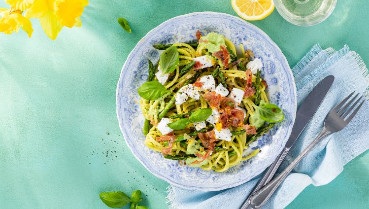 Pasta met asperges, krokante pancetta en geitenkaassaus
