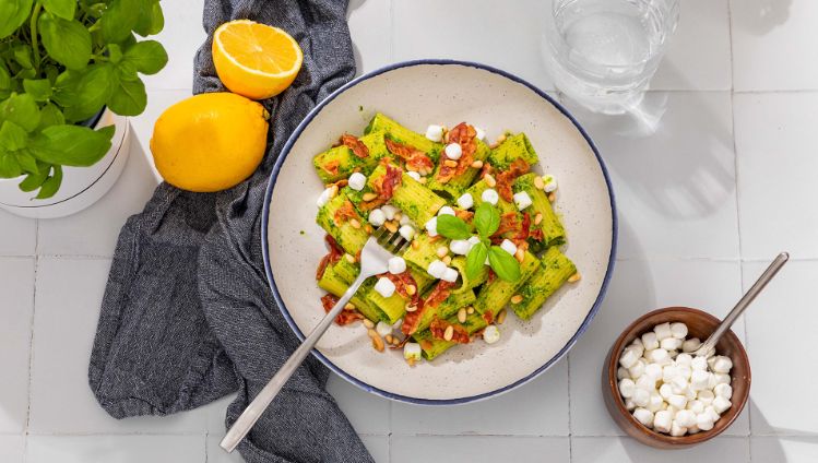 Spinaziepasta met Bettine pearls - 3840x2160px