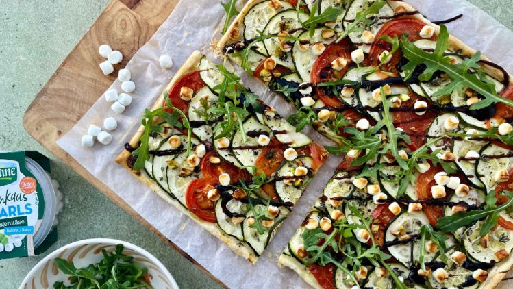 Plaattaart met courgette, pesto, geitenkaas en pistache - Aantafelbijjannie - 3840x2160px