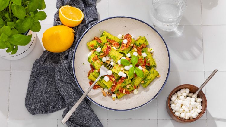 Spinaziepasta met Bettine pearls - 3840x2160px