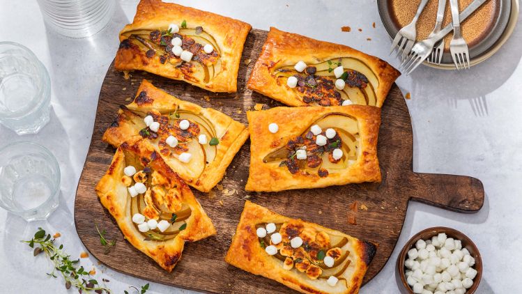 Mini tarte tatins met geitenkaas pearls en peer - 3840x2160px