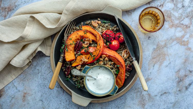Pittige pompoen met linzen, quinoa en whipped geitenkaas - 3840x2160px