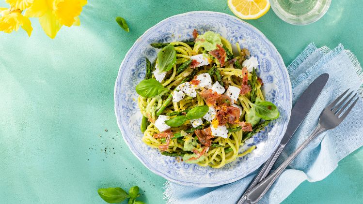Pasta met asperges, krokante pancetta en geitenkaassaus