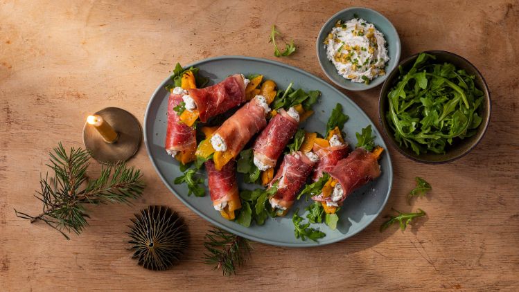 rolletjes van rauwe ham met honing geitenkaas, padron peper en groene olijven