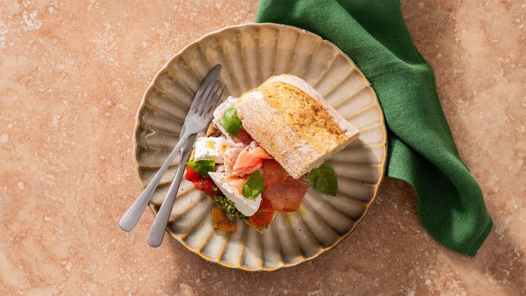 ciabatta met pesto, geitenkaas en parmaham - 3840x2160px