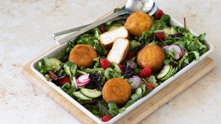 wildkrauetersalat mit gebackenem ziegenkaese