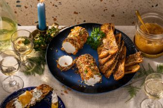 Verse geitenkaas met kruidenkorstje, crackers en perencompote - 3840x2160px