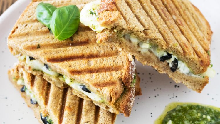 tosti geitenkaas pesto olijven