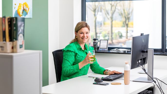 Foto - kantoor Keetie - kijkend naar camera- 3840x2160px