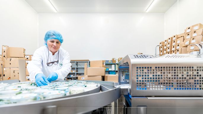 Foto - medewerker fabriek - inpak pearls op balie - 3840x2160px