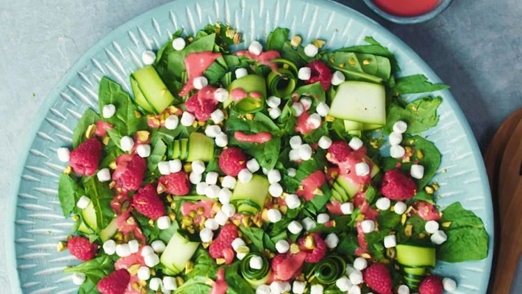 Spinaziesalade frambozendressing en geitenkaas